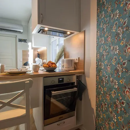 Side-By-Side Two Apartments & Free Parking For Two Cars *